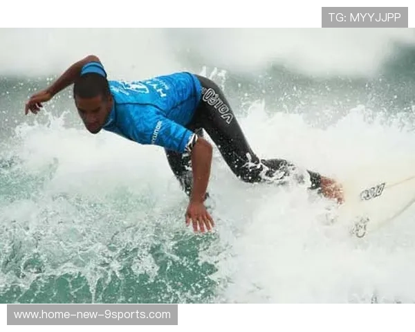 冲浪冠军赛后抱冲浪板睡觉成网红图